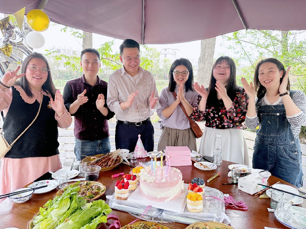 在烂漫春日 我们共享温暖——南芳所员工三月生日会