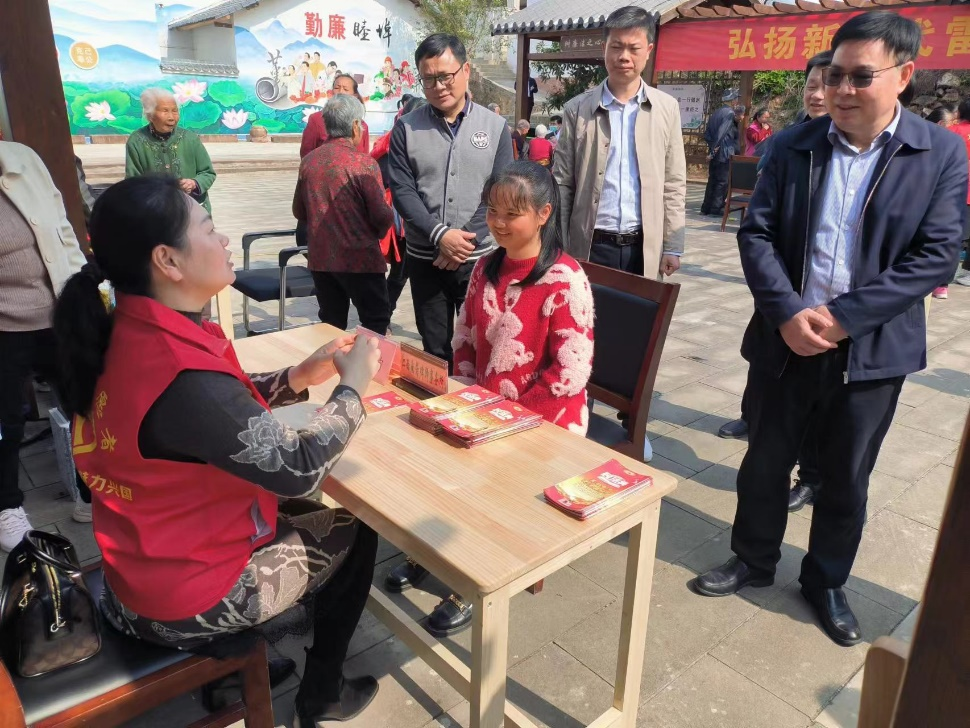 宣雷锋精神，传法治之光——刘嫔赴兴国县龙口镇睦埠村宣传法律知识