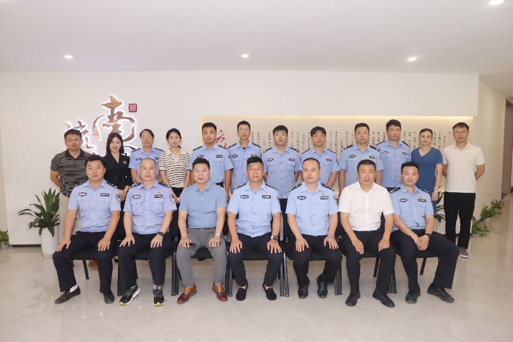市公安局开发区分局党委委员、黄金岭街道党工委委员、黄金岭派出所所长隗恭麟一行到所参观座谈