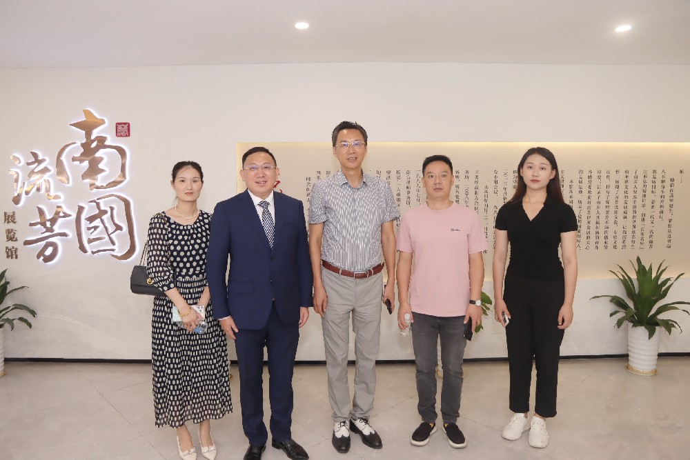 厦门鸿福天下集团董事长徐流根夫妇一行到所参观