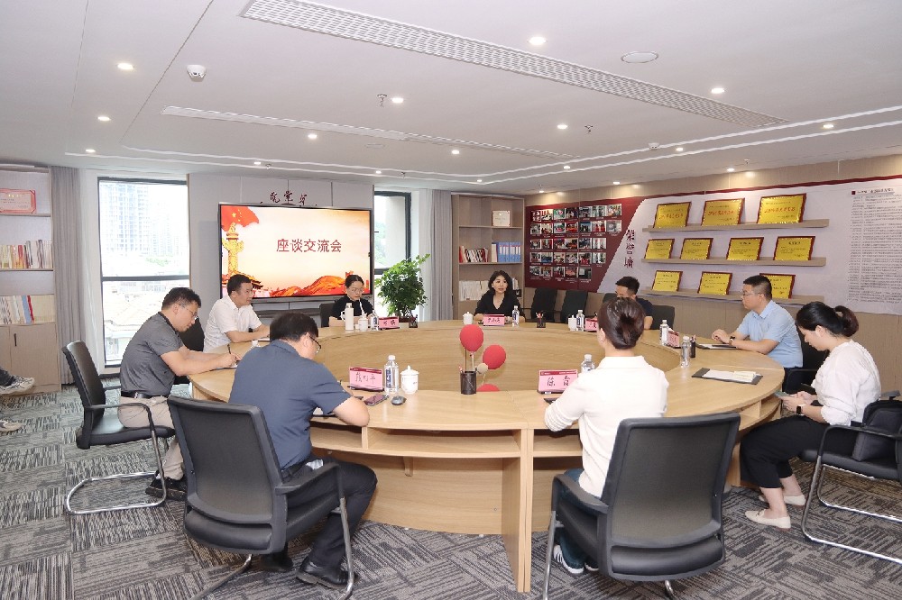 章贡区委统战部部长邱瑛一行到南芳所参观考察