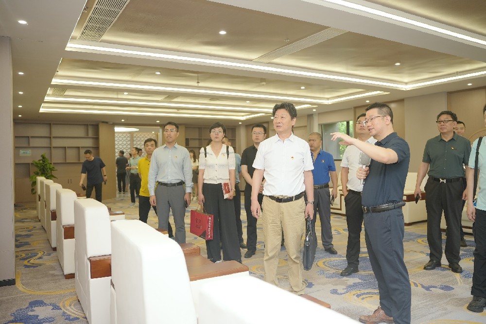 扬州市律师行业党委副书记、律师协会会长朱飞龙一行到南芳所参观交流