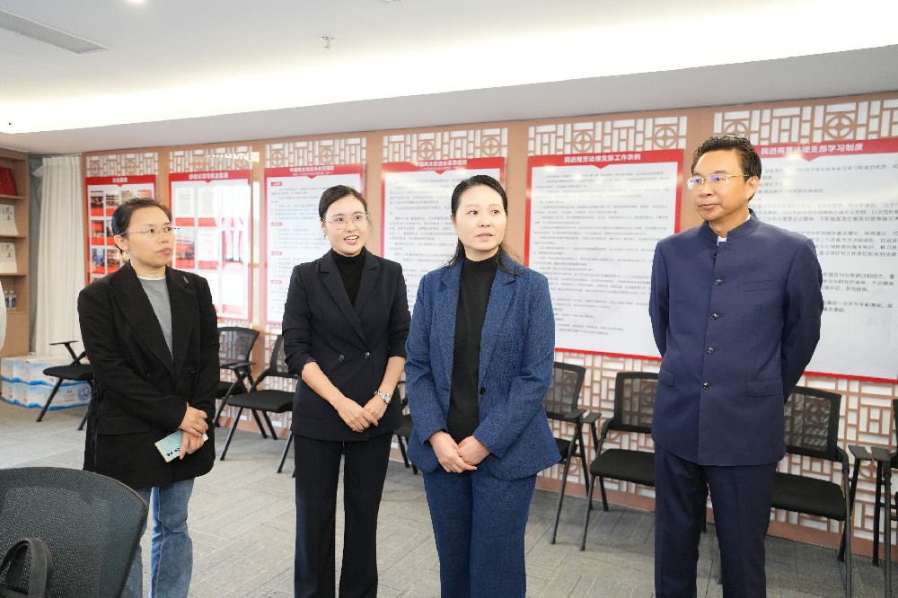 赣州市政协副主席、民进市委会主委蓝文一行莅临民进南芳法律支部视察指导