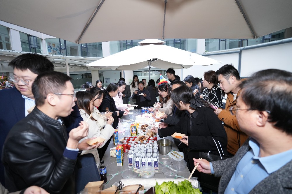 青年广场超热闹！11 月烤全羊生日宴，温暖与美味都拉满了～​